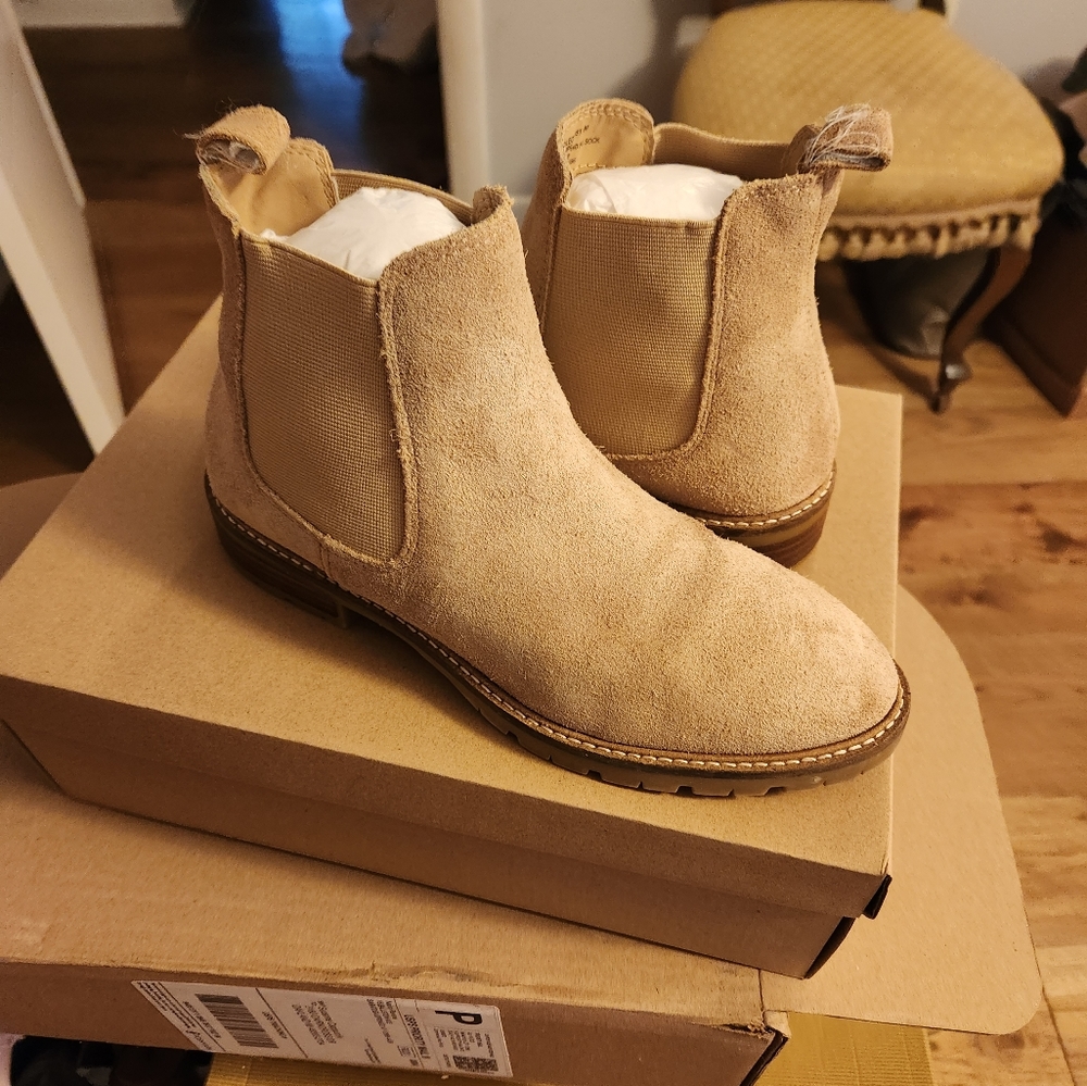 Sofft light suede camel tan flat ankle boots 8